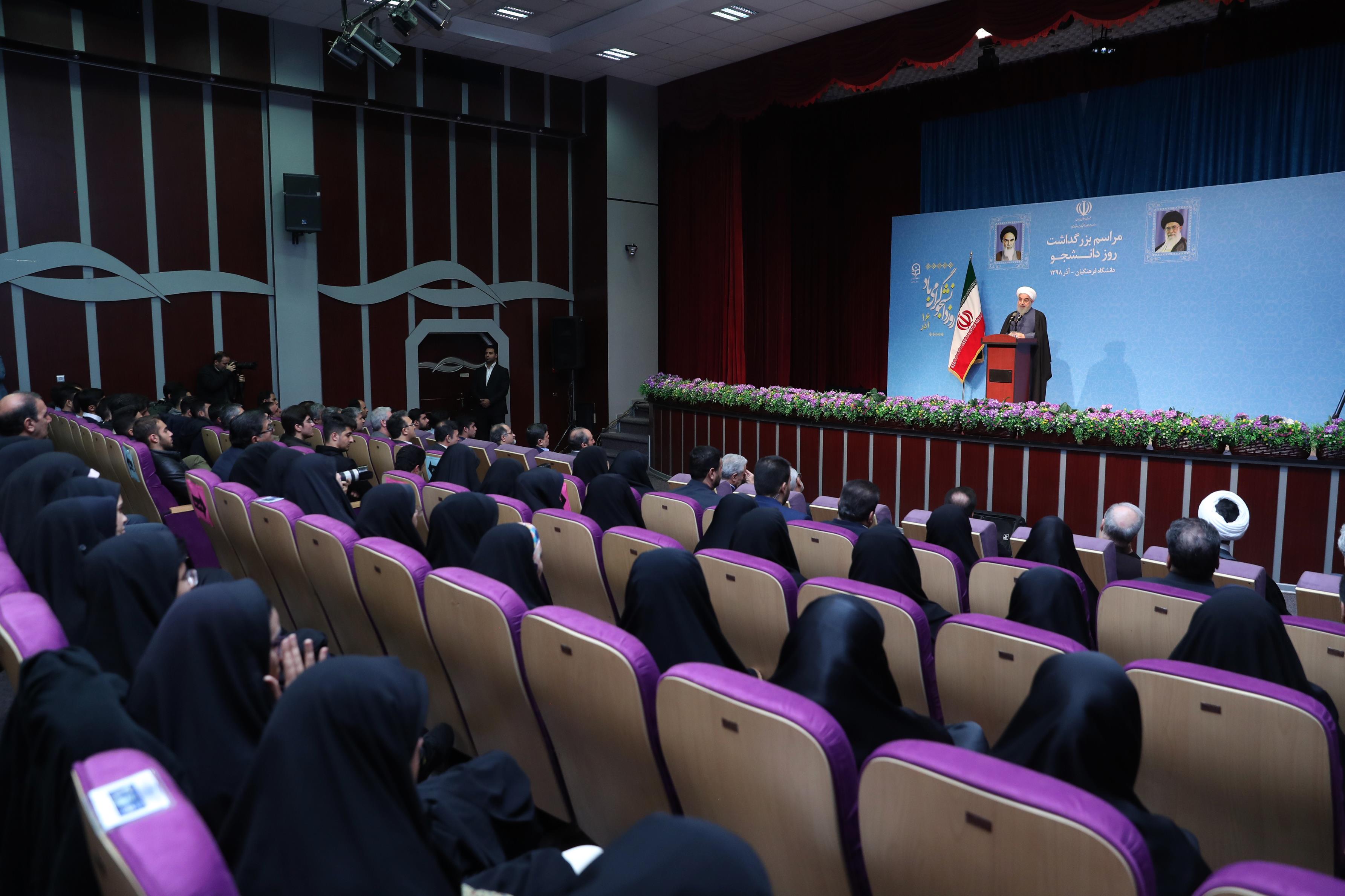 قبل از این دولت که شما به‌حق هم از آن انتقاد می‌کنید، ما واردکننده بنزین، گازوئیل و گاز بودیم اما امروز در این عرصه‌ها خودکفا و حتی صادرکننده شده‌ایم